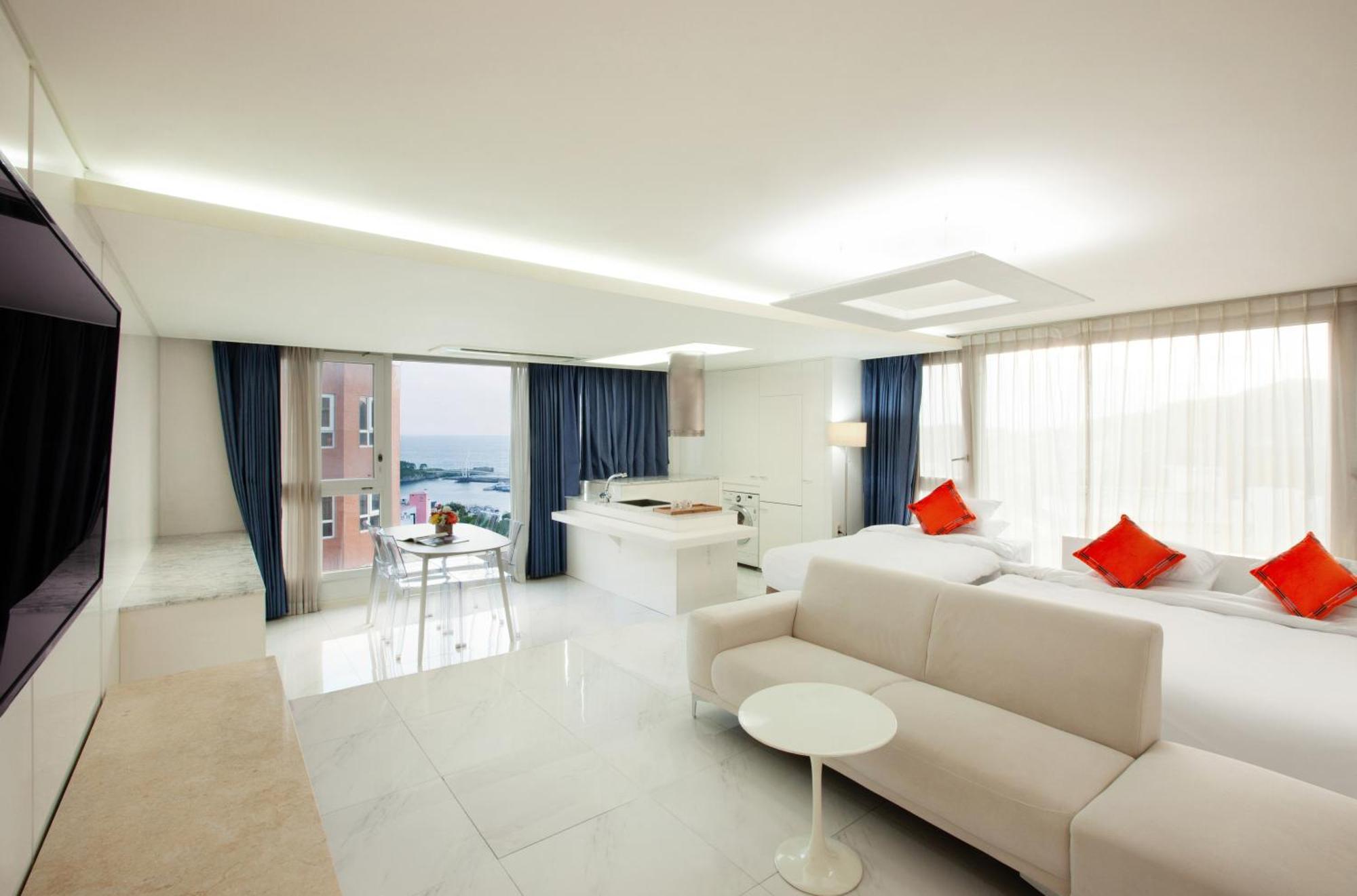 סאוגוויפו Shin Shin Hotel Jeju Ocean מראה חיצוני תמונה