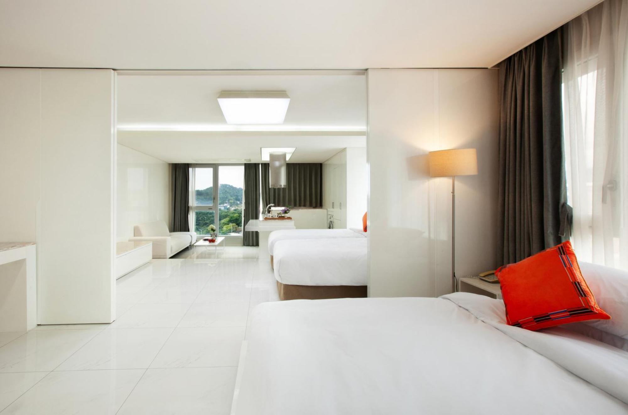 סאוגוויפו Shin Shin Hotel Jeju Ocean מראה חיצוני תמונה