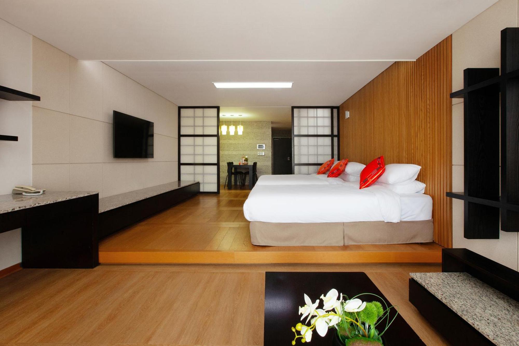 סאוגוויפו Shin Shin Hotel Jeju Ocean מראה חיצוני תמונה